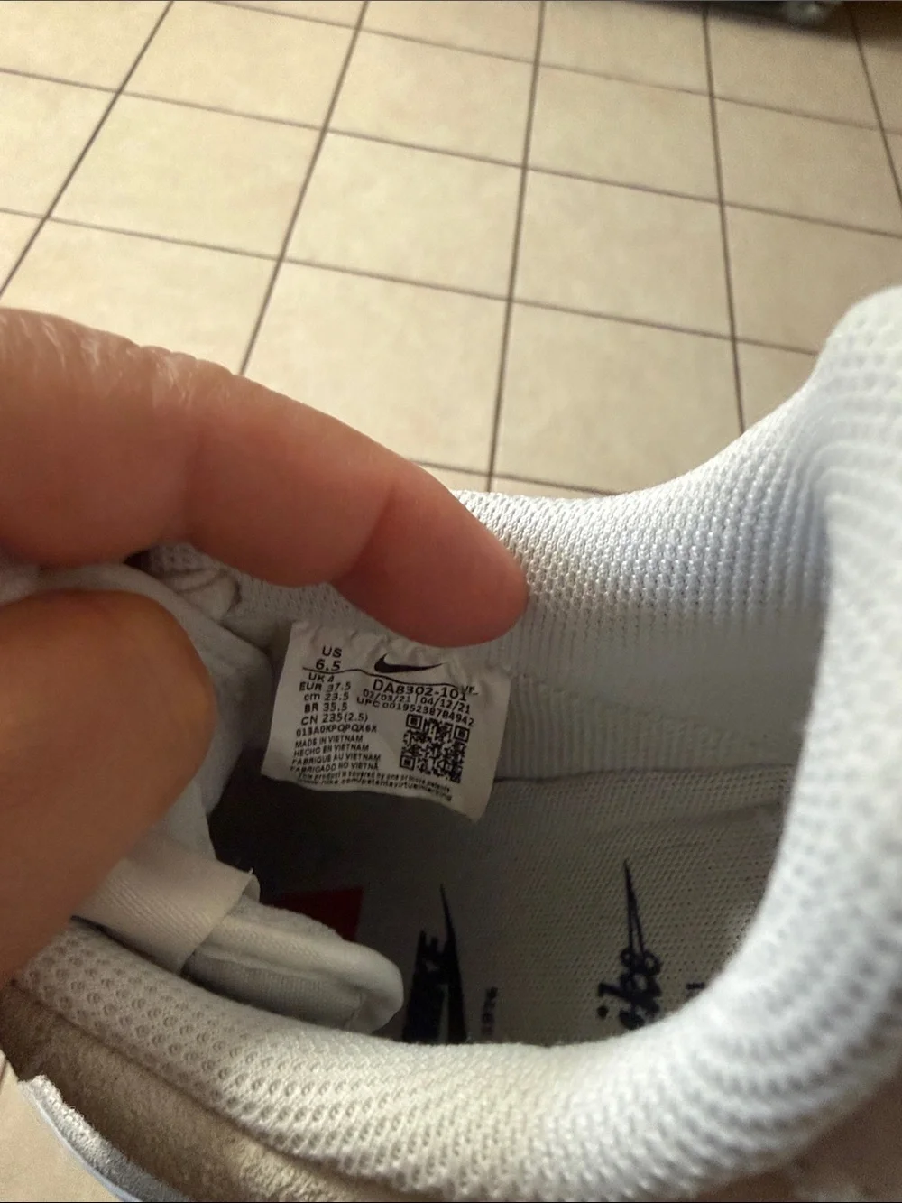 Nike Low-Top Sneakers in White, Beige and Red Swoosh